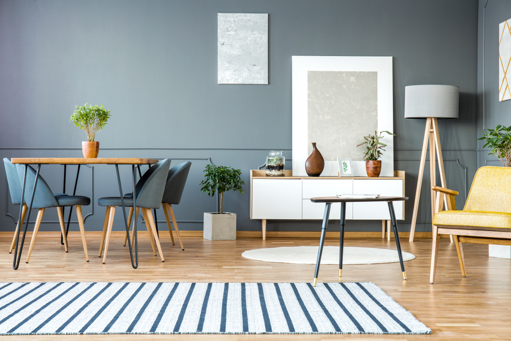 Striped,Carpet,In,Grey,Apartment,Interior,With,Chairs,At,Dining Peinture intérieure Blanquefort